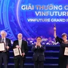 Các chủ nhân Giải thưởng chính VinFuture 2021.