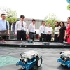 Đại biểu tham quan một gian trưng bày tại Ngày hội Công nghệ thông tin ngành Giáo dục Thủ đô lần thứ 5, diễn ra tại Hà Nội hồi tháng Tư năm ngoái. (Ảnh: Thanh Tùng/TTXVN)