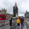Người dân đeo khẩu trang phòng dịch COVID-19 tại London (Anh), ngày 6/12/2021. (Ảnh: THX/TTXVN)