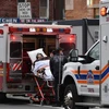 Nhân viên y tế chuyển bệnh nhân COVID-19 tới trung tâm y tế tại New York (Mỹ). (Ảnh: AFP/TTXVN)