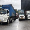 Các phương tiện vận tải hàng hóa chờ làm thủ tục thông quan tại Cửa khẩu Quốc tế Lao Bảo (Quảng Trị). (Ảnh: Thanh Thủy/TTXVN)