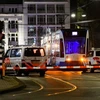 Xe cảnh sát được triển khai gần một cửa hàng của Apple ở trung tâm Amsterdam (Hà Lan), nơi xảy ra vụ bắt giữ con tin, ngày 22/2/2022. (Nguồn: reuters.com)