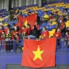 Cổ động viên Việt Nam tại sân vận động Prince tại thủ đô Phnom Penh (Campuchia) để cổ vũ cho đội tuyển U23 Việt Nam. (Ảnh: Hùng Vũ/TTXVN)