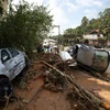 Ôtô bị phá hủy do mưa lớn và lũ lụt tại Petropolis, bang Rio de Janeiro (Brazil), ngày 16/2/2022. (Ảnh: THX/TTXVN)