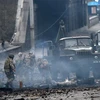Binh sỹ Ukraine tìm kiếm đầu đạn chưa phát nổ sau giao tranh với lực lượng Nga tại thủ đô Kiev, ngày 26/2/2022. (Ảnh: AFP/TTXVN)