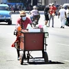 Người dân trên đường phố tại La Habana (Cuba), tháng 7/2021. (Ảnh: THX/TTXVN)