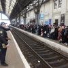 Người dân chờ tàu tới Ba Lan tại nhà ga thành phố Lviv (Ukraine) ngày 26/2/2022. (Ảnh: AFP/TTXVN)