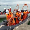 Lực lượng cứu hộ, cứu nạn tiếp tục triển khai công tác tìm kiếm người mất tích trong vụ chìm canô vừa qua ở vùng biển Cửa Đại. (Ảnh: Trần Tĩnh/TTXVN)