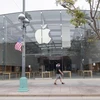 Một cửa hàng của Apple ở Santa Monica, California (Mỹ). (Ảnh: AFP/TTXVN)