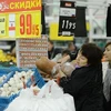 Người dân mua sắm tại siêu thị Auchan ở Moskva (Nga). (Ảnh: AFP/TTXVN)