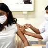 Nhân viên y tế tiêm vaccine ngừa COVID-19 cho người dân tại Bangalore (Ấn Độ). (Ảnh: THX/TTXVN)