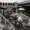 Người dân sơ tán khỏi thành phố Irpin, Tây Bắc Kiev (Ukraine) ngày 5/3/2022. (Ảnh: AFP/TTXVN)