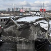 Một cây cầu bị phá hủy trong xung đột tại thành phố Irpin (Ukraine) ngày 8/3/2022. (Ảnh: AFP/TTXVN)