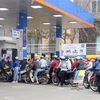 Người dân xếp hàng mua xăng tại trạm xăng Nam Đồng (Hà Nội). (Ảnh: Tuấn Đức/TTXVN)