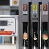 Giá xăng và dầu diesel được niêm yết tại một trạm bán xăng ở Manchester (Anh) ngày 8/3/2022. (Ảnh: AFP/TTXVN)