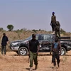 Lực lượng an ninh được triển khai tại khu vực ngoại ô Maiduguri (Nigeria), ngày 12/2/2021. (Ảnh: AFP/TTXVN)