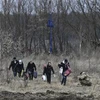 Người dân sơ tán khỏi thành phố Irpin, phía Tây Bắc Kiev (Ukraine) ngày 7/3/2022. (Ảnh: AFP/TTXVN)