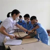 Cán bộ Cơ sở cai nghiện ma túy Bắc Ninh chăm sóc sức khỏe cho các học viên. (Ảnh: Thái Hùng-TTXVN)