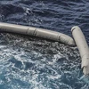Mảnh vỡ được cho là từ chiếc xuồng cao su chở hơn 100 người di cư bị đắm ngoài khơi Libya, trên Địa Trung Hải, ngày 22/4/2021. (Ảnh: AP/TTXVN)
