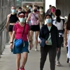Người dân đeo khẩu trang phòng lây nhiễm COVID-19 tại Hong Kong (Trung Quốc). (Ảnh: THX/TTXVN)