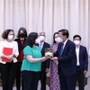 Ông Phan Văn Mãi, Chủ tịch UBND Thành phố tặng quà lưu niệm cho bà Manuel V.Ferro, Phó Chủ tịch Ngân hàng Thế giới Toàn cầu (World Bank). Ảnh: Xuân Khu-TTXVN