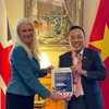 Quốc vụ khanh Bộ Ngoại giao Anh phụ trách châu Á Amanda Milling và Đại sứ Việt Nam tại Anh Nguyễn Hoàng Long khởi động "Những ngày Việt Nam tại Vương quốc Anh." (Ảnh: TTXVN phát)