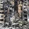 Một tòa nhà bị phá hủy sau khi trúng pháo kích trong xung đột Nga-Ukraine tại thành phố Kharkiv, ngày 8/3/2022. (Ảnh: AFP/TTXVN)