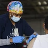 Tiêm chủng vaccine ngừa COVID-19 tại Gardena, California (Mỹ), ngày 17/4/2021. (Ảnh: AFP/TTXVN)