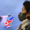 Hình ảnh về vụ phóng vật thể không xác định, dường như là tên lửa đạn đạo, của Triều Tiên, được phát trên truyền hình, tại nhà ga Seoul (Hàn Quốc) ngày 24/3/2022. (Ảnh: AFP/TTXVN)