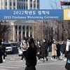 Sinh viên Trường đại học Hankuk trở lại học trực tiếp tại Seoul (Hàn Quốc), ngày 2/3/2022. (Ảnh: Yonhap/TTXVN)