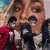 Người dân đeo khẩu trang phòng lây nhiễm COVID-19 tại Kuala Lumpur (Malaysia). (Ảnh: THX/TTXVN)