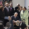 Tổng thống Mỹ Joe Biden ký ban hành luật chống hành động tư hình do phân biệt chủng tộc tại Nhà Trắng, ngày 29/3/2022. (Ảnh: THX/TTXVN)