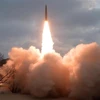 Một vụ thử tên lửa hành trình tầm xa và tên lửa dẫn đường chiến thuật đất đối đất mang đầu đạn thông thường do Học viện Khoa học Quốc phòng Triều Tiên tiến hành, ngày 27/2/2022. Ảnh: Yonhap/TTXVN)