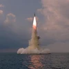 Một tên lửa đạn đạo kiểu mới được phóng thử từ tàu ngầm tại vùng biển ở Sinpo (Triều Tiên) ngày 19/10/2021. (Ảnh: Yonhap/TTXVN)
