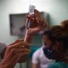 Nhân viên y tế tiêm vaccine phòng COVID-19 cho người dân tại Cienfuegos (Cuba). (Ảnh: AFP/TTXVN)