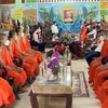 Chủ tịch Hội đồng Dân tộc Quốc hội Y Thanh Hà Niê KĐăm chúc Tết Khmer tại chùa Som Rong, thành phố Sóc Trăng. (Ảnh: Trung Hiếu/TTXVN)