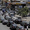 Các phương tiện xếp hàng dài tại trạm xăng ở Beirut (Liban) trong bối bối cảnh quốc gia Trung Đông đối mặt với tình trạng thiếu hụt nhiên liệu trầm trọng, hồi tháng 6/2021. (Ảnh: AFP/TTXVN)