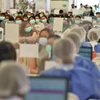 Người dân xếp hàng chờ tiêm vaccine phòng COVID-19 tại Bangkok (Thái Lan), ngày 23/2/2022. (Ảnh: THX/TTXVN)