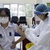 Tiêm vaccine phòng COVID-19 cho học sinh lớp 12 trường THPT Chuyên Bắc Giang, tháng 11/2021. (Ảnh: Đồng Thúy/TTXVN)