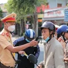 Lực lượng Cảnh sát giao thông Công an huyện Phú Thiện (Gia Lai) thực hiện kiểm tra nồng độ cồn vào giờ cao điểm. (Ảnh: Quang Thái/TTXVN)