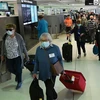 Hành khách làm thủ tục tại sân bay quốc tế Sydney (Australia). (Ảnh: AFP/TTXVN)