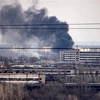Khói bốc lên từ thành phố Severodonetsk, vùng Donbass, trong xung đột Nga-Ukraine ngày 6/4/2022. (Ảnh: AFP/TTXVN)
