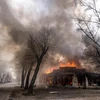 Một ngôi nhà bị cháy do trúng đạn pháo trong xung đột Nga-Ukraine ở Severodonetsk, vùng Donbass. (Ảnh: AFP/TTXVN)
