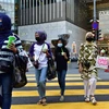 Người dân đeo khẩu trang phòng dịch COVID-19 tại Kuala Lumpur (Malaysia). (Ảnh: THX/TTXVN)