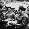 Chủ tịch Hội Liên hiệp Phụ nữ giải phóng miền Nam Việt Nam Nguyễn Thị Định đến thăm đại đội nữ pháo binh Vùng giải phóng Lào (25-29/4/1974). Ảnh: TTXVN