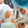 Nhân viên y tế tiêm vaccine cho học sinh tại Đà Nẵng. (Ảnh: Văn Dũng/TTXVN)