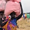 Người dân nhận lương thực cứu trợ tại Ayod (Nam Sudan), ngày 6/2/2020. (Ảnh: AFP/TTXVN)