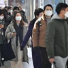 Người dân đeo khẩu trang phòng dịch COVID-19 tại Seoul (Hàn Quốc) ngày 18/2/2022. (Ảnh: AFP/TTXVN)