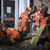 Nhân viên cứu hộ tìm kiếm nạn nhân trong vụ sập nhà ở thành phố Trường Sa, tỉnh Hồ Nam (Trung Quốc), ngày 29/4/2022. (Ảnh: AFP/TTXVN)