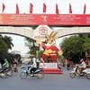 Linh vật Sao La và băng rôn chào SEA Games 31 được đặt ở khu vực thi đấu huyện Thanh Trì (Hà Nội). (Ảnh: Trần Việt/TTXVN)